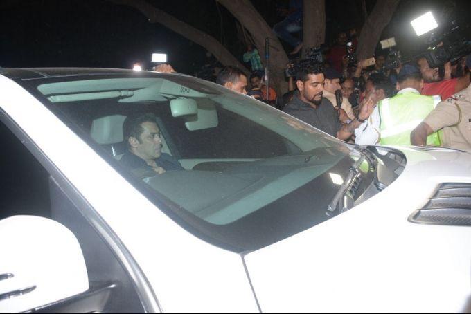 Salman Khan Pay Last Respect Sridevi at Her Residence