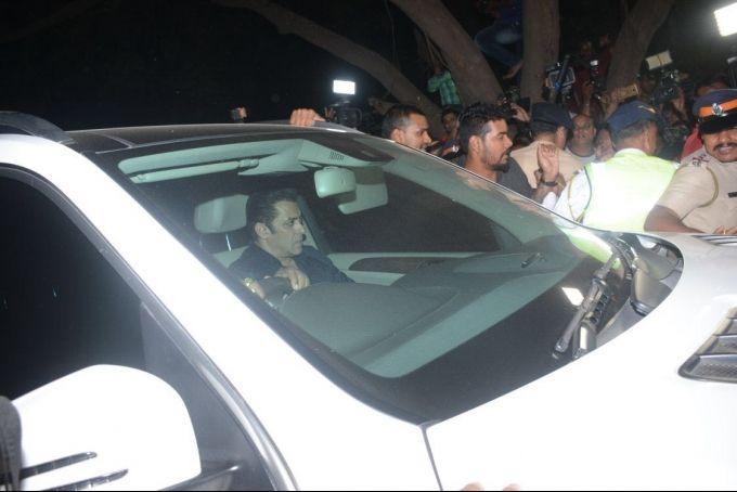 Salman Khan Pay Last Respect Sridevi at Her Residence