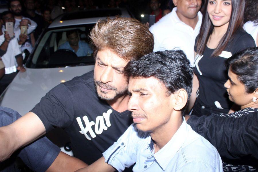 Shah Rukh Khan & Anushka Sharma Spotted at Khar Social Photos