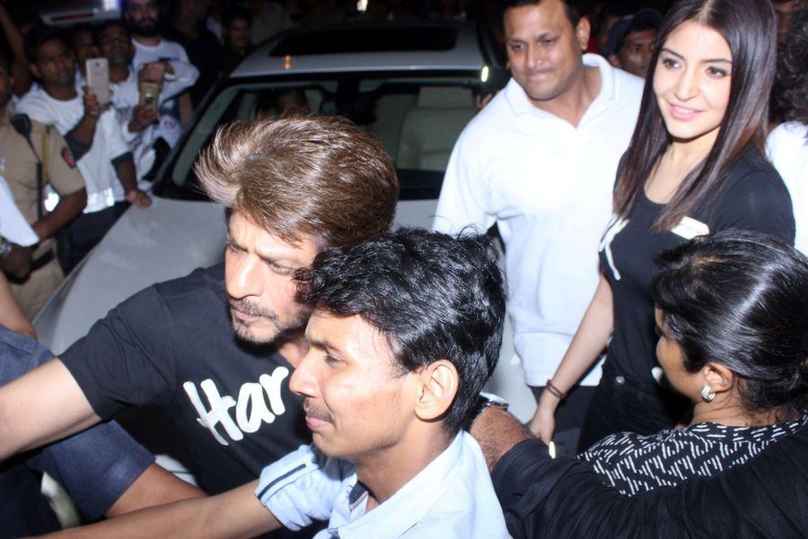 Shah Rukh Khan & Anushka Sharma Spotted at Khar Social Photos