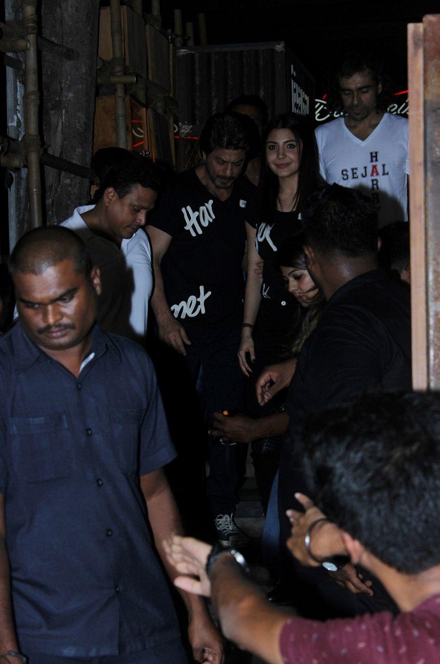 Shah Rukh Khan & Anushka Sharma Spotted at Khar Social Photos