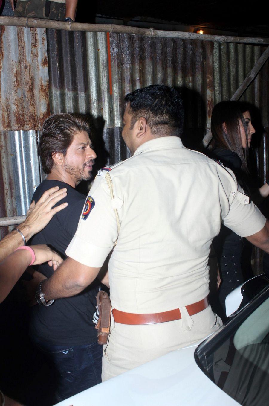 Shah Rukh Khan & Anushka Sharma Spotted at Khar Social Photos