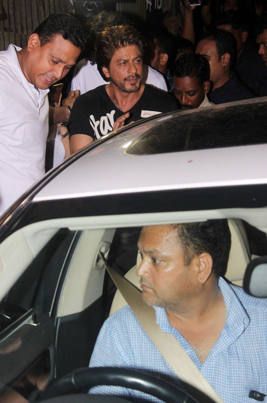 Shah Rukh Khan & Anushka Sharma Spotted at Khar Social Photos