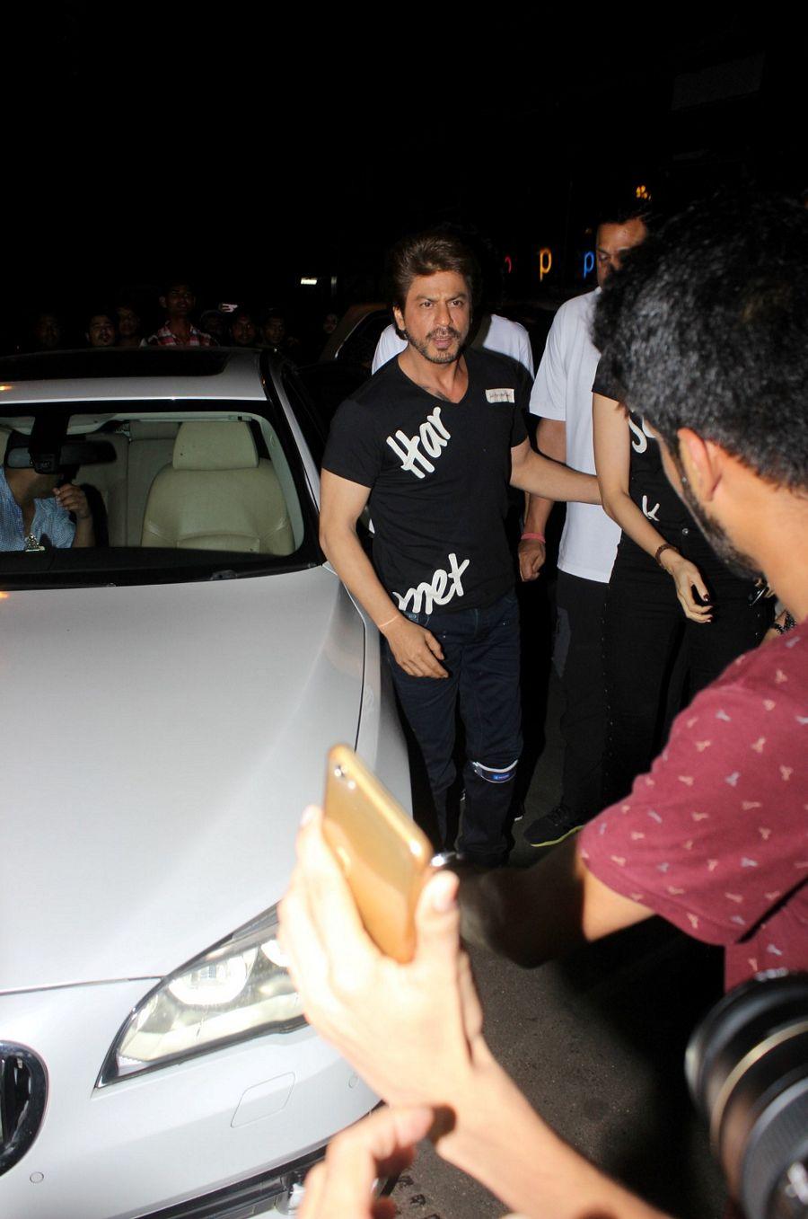 Shah Rukh Khan & Anushka Sharma Spotted at Khar Social Photos