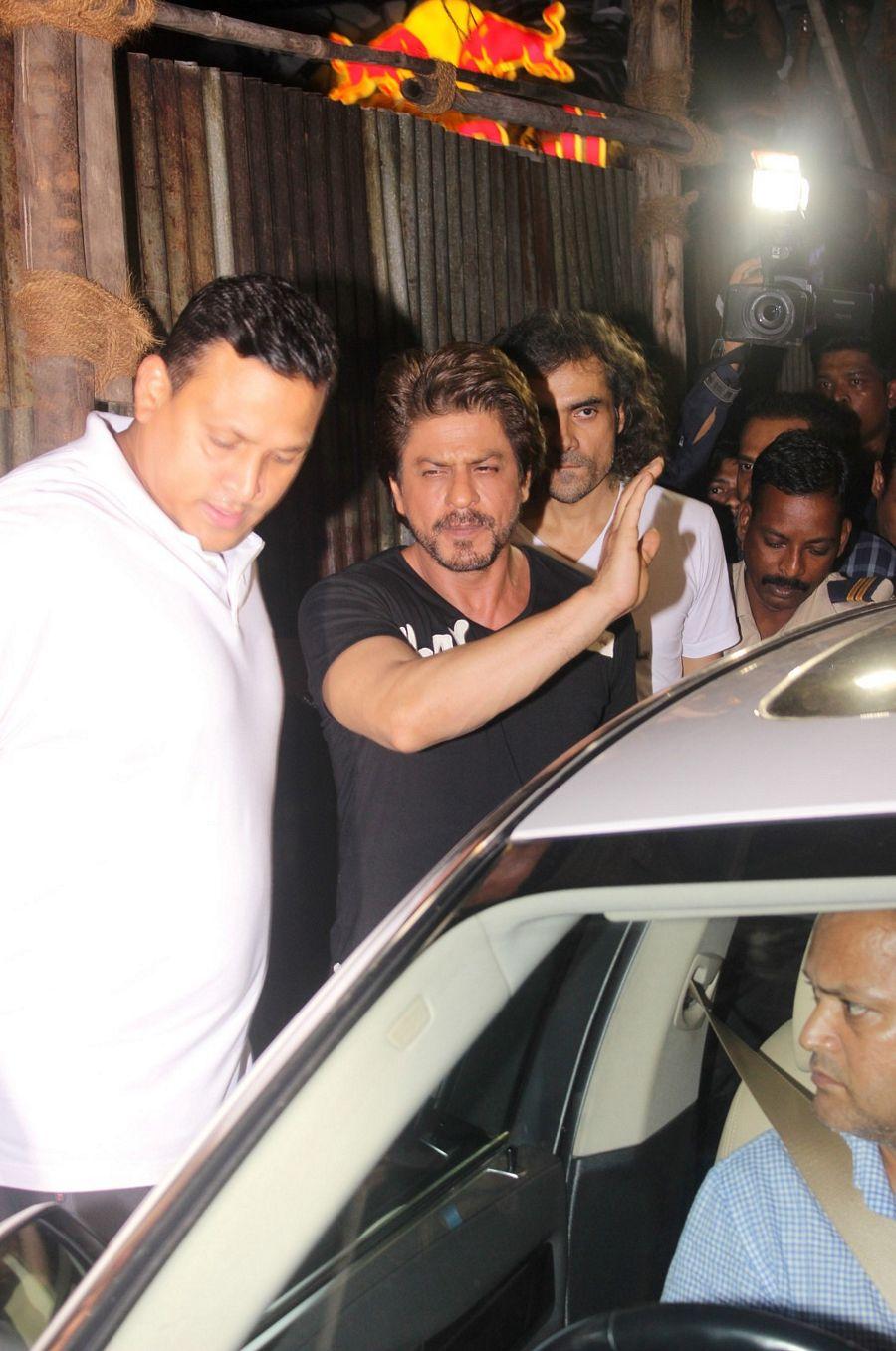 Shah Rukh Khan & Anushka Sharma Spotted at Khar Social Photos