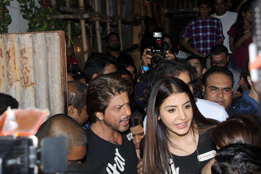 Shah Rukh Khan & Anushka Sharma Spotted at Khar Social Photos