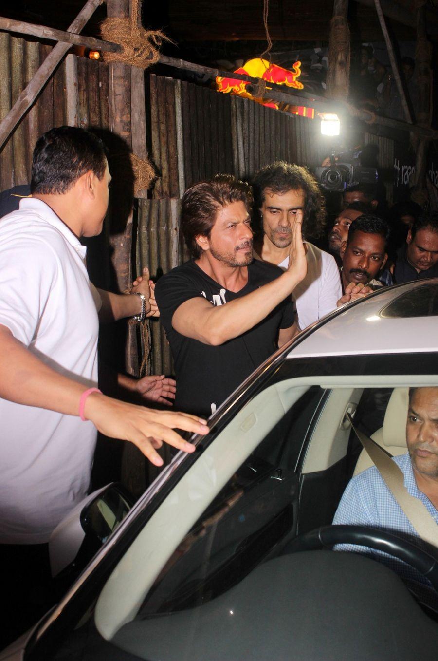 Shah Rukh Khan & Anushka Sharma Spotted at Khar Social Photos