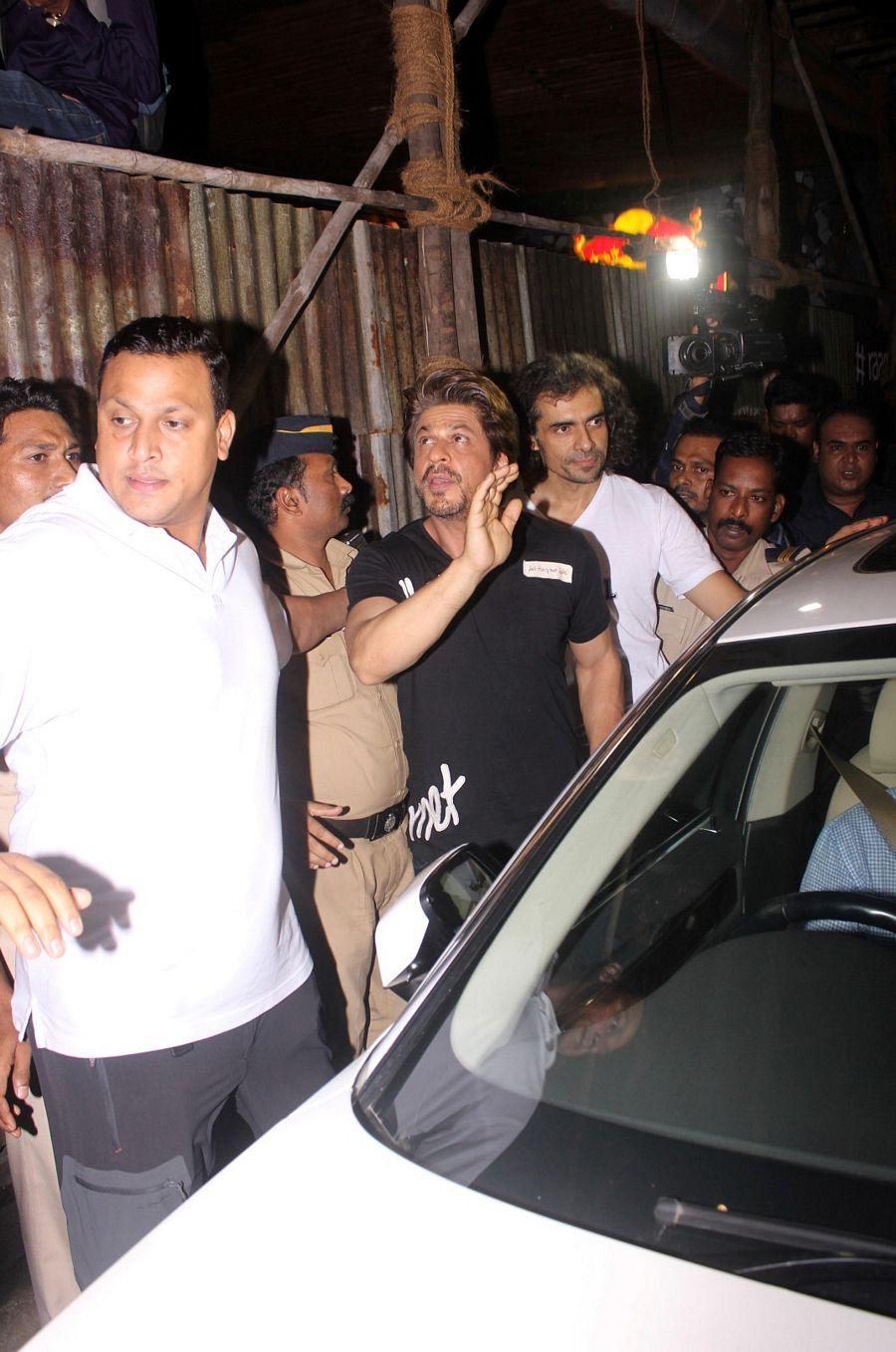 Shah Rukh Khan & Anushka Sharma Spotted at Khar Social Photos