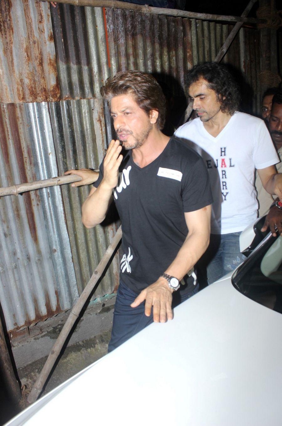 Shah Rukh Khan & Anushka Sharma Spotted at Khar Social Photos