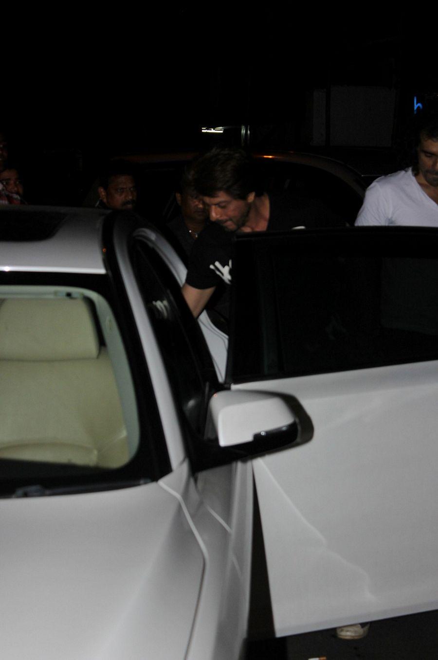 Shah Rukh Khan & Anushka Sharma Spotted at Khar Social Photos