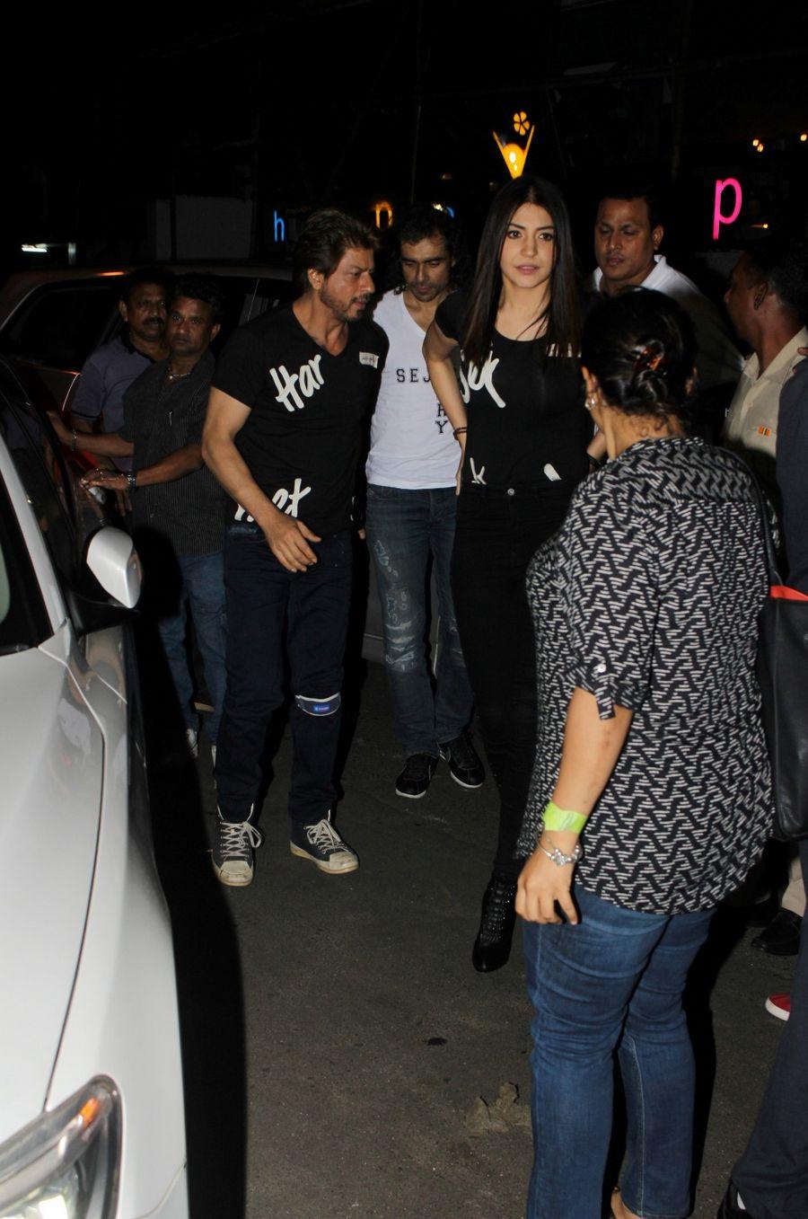 Shah Rukh Khan & Anushka Sharma Spotted at Khar Social Photos