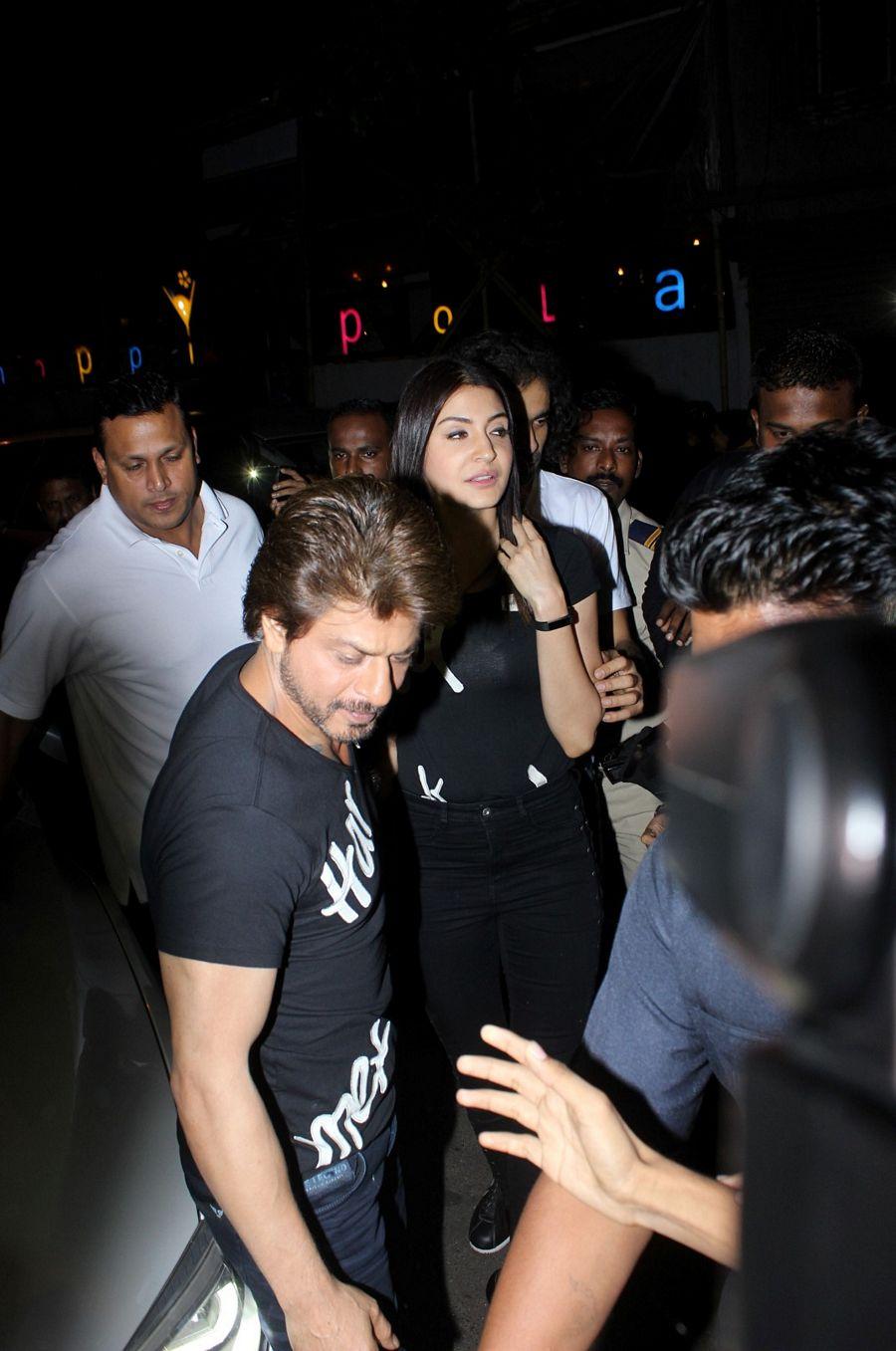 Shah Rukh Khan & Anushka Sharma Spotted at Khar Social Photos