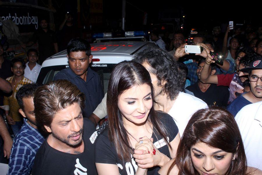 Shah Rukh Khan & Anushka Sharma Spotted at Khar Social Photos