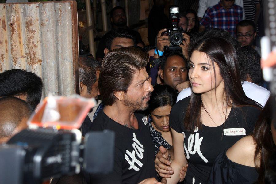 Shah Rukh Khan & Anushka Sharma Spotted at Khar Social Photos