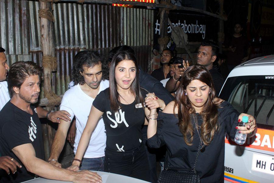 Shah Rukh Khan & Anushka Sharma Spotted at Khar Social Photos