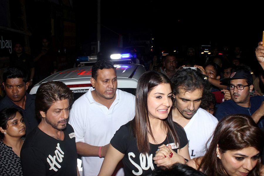 Shah Rukh Khan & Anushka Sharma Spotted at Khar Social Photos
