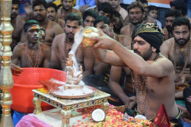 Sharwanand Conduct Ayyappa Swamy Pooja At Film Nagar Temple Photos