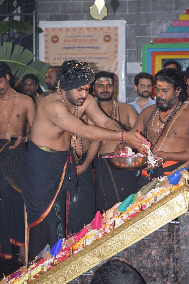 Sharwanand Conduct Ayyappa Swamy Pooja At Film Nagar Temple Photos