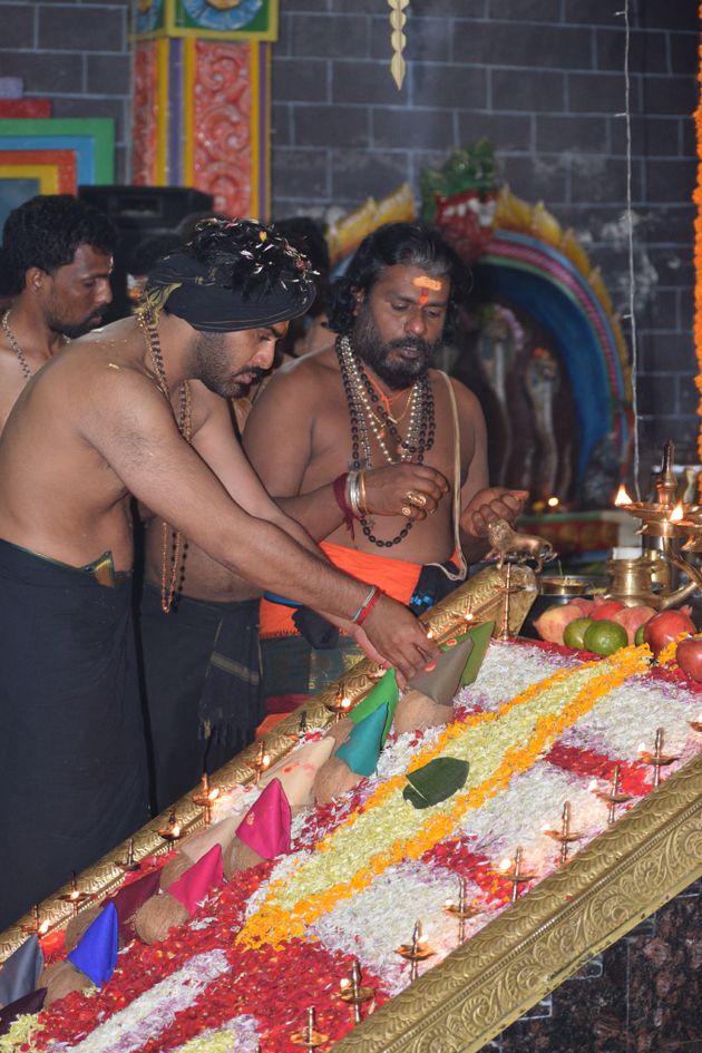 Sharwanand Conduct Ayyappa Swamy Pooja At Film Nagar Temple Photos