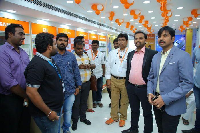 Tamanna launches Happi Mobiles showroom Photos