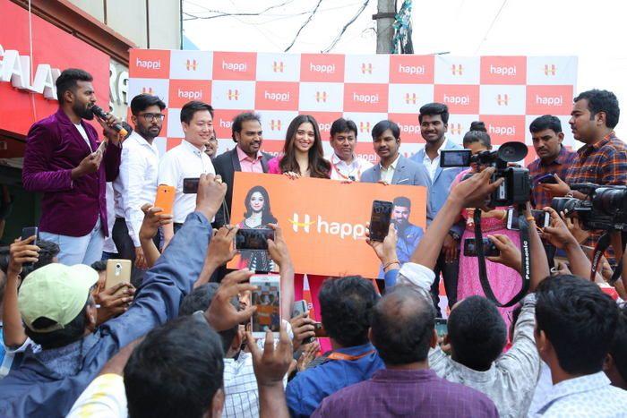 Tamanna launches Happi Mobiles showroom Photos