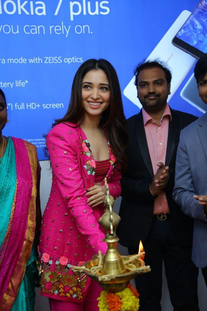 Tamanna launches Happi Mobiles showroom Photos