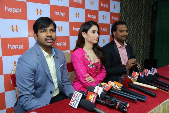 Tamanna launches Happi Mobiles showroom Photos