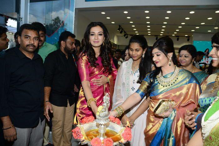 Vijay Devarakonda & Catherine Tresa launch KVM Mall Photos