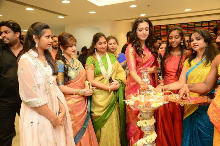 Vijay Devarakonda & Catherine Tresa launch KVM Mall Photos