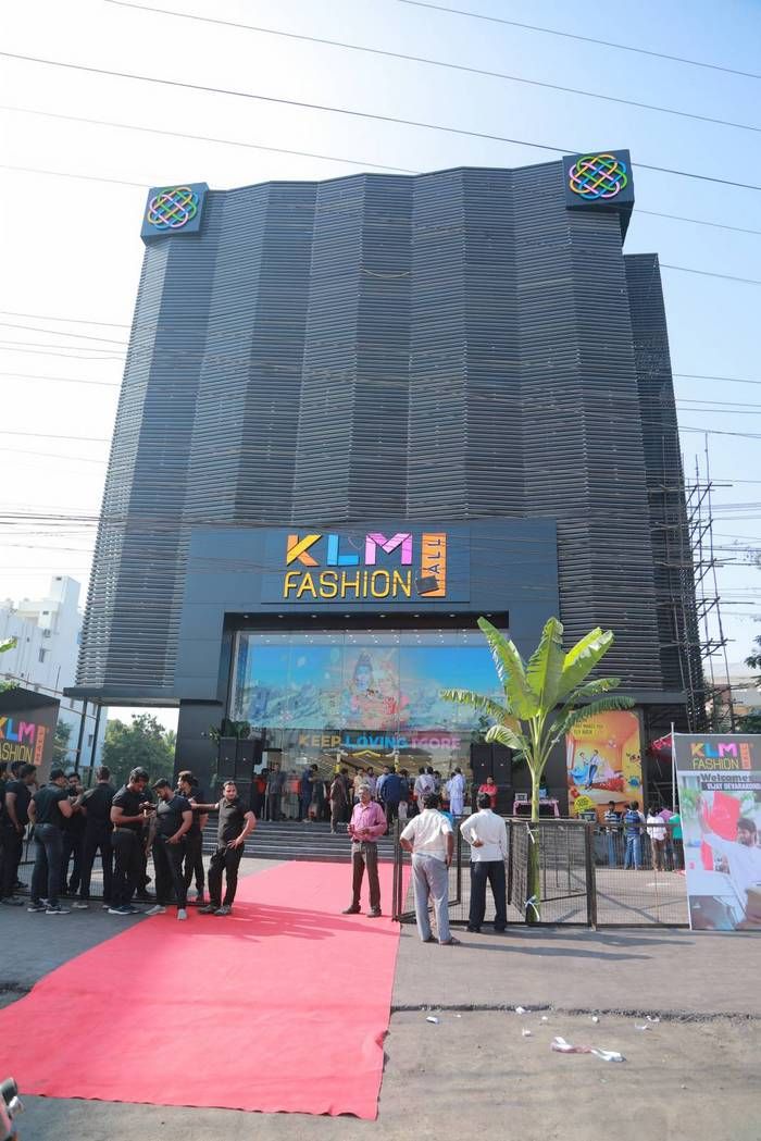 Vijay Deverakonda & Rashmika inaugrates KLM fashion mall