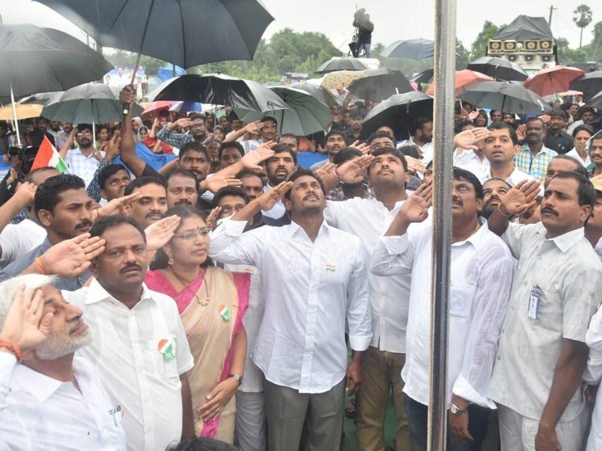 YS Jagan Hoists National Flag At Independence Day Celebrations