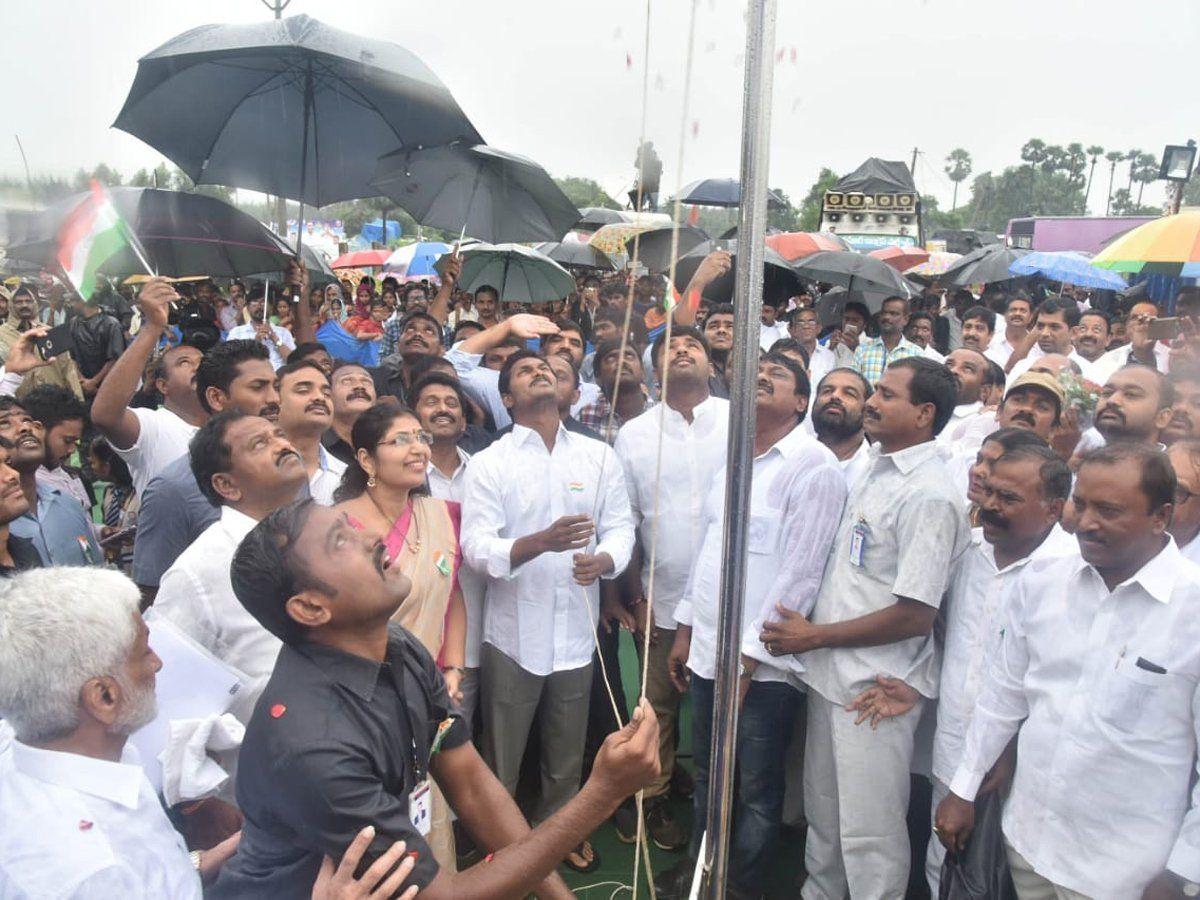 YS Jagan Hoists National Flag At Independence Day Celebrations