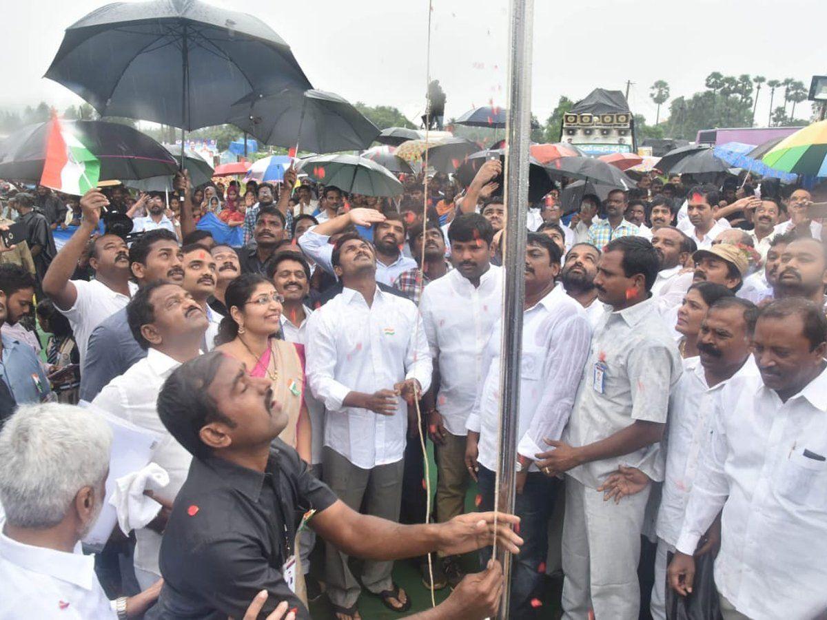 YS Jagan Hoists National Flag At Independence Day Celebrations