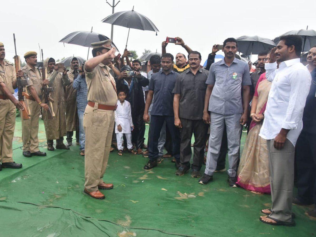 YS Jagan Hoists National Flag At Independence Day Celebrations