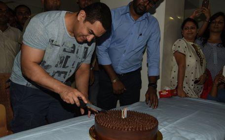 Aamir Khan Celebrates 50th Birthday Photos