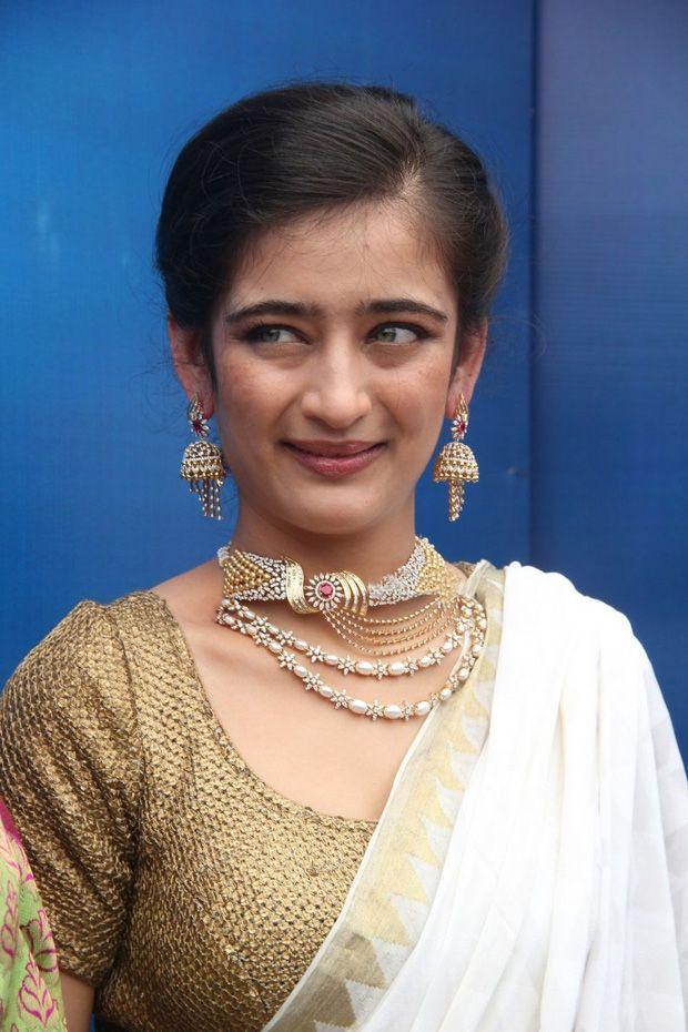 Akshara Haasan Latest Stills at Chennai Diamonds Showroom Launch