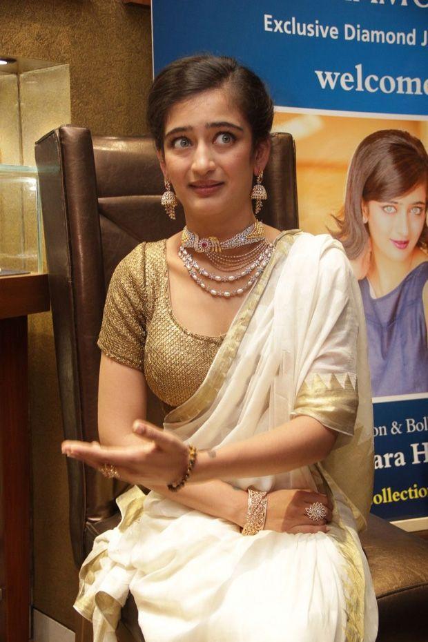 Akshara Haasan Latest Stills at Chennai Diamonds Showroom Launch