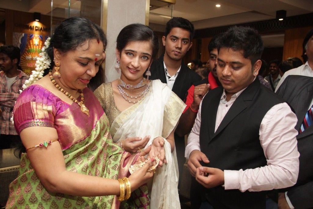 Akshara Haasan Latest Stills at Chennai Diamonds Showroom Launch