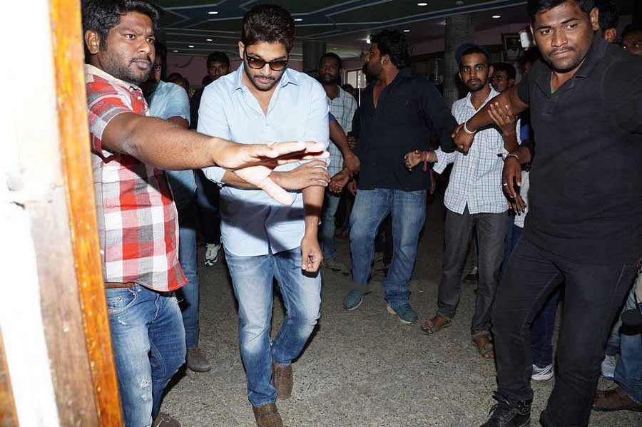 Allu Arjun Watch S/O Satyamurthy At Sudarshan Theater Pics