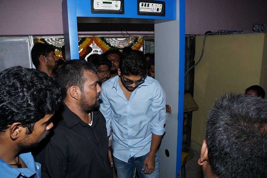 Allu Arjun Watch S/O Satyamurthy At Sudarshan Theater Pics