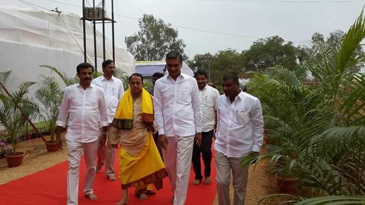 Ayutha Chandi Maha Yagam begins at KCRs farmhouse 