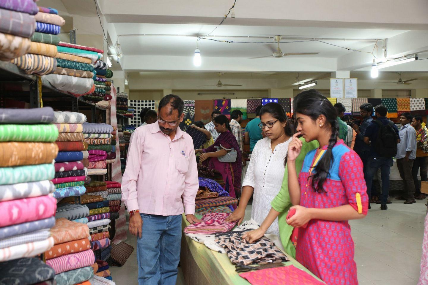 Bhavya Sri Inaugurates Pochampally IKAT Art Mela Pics