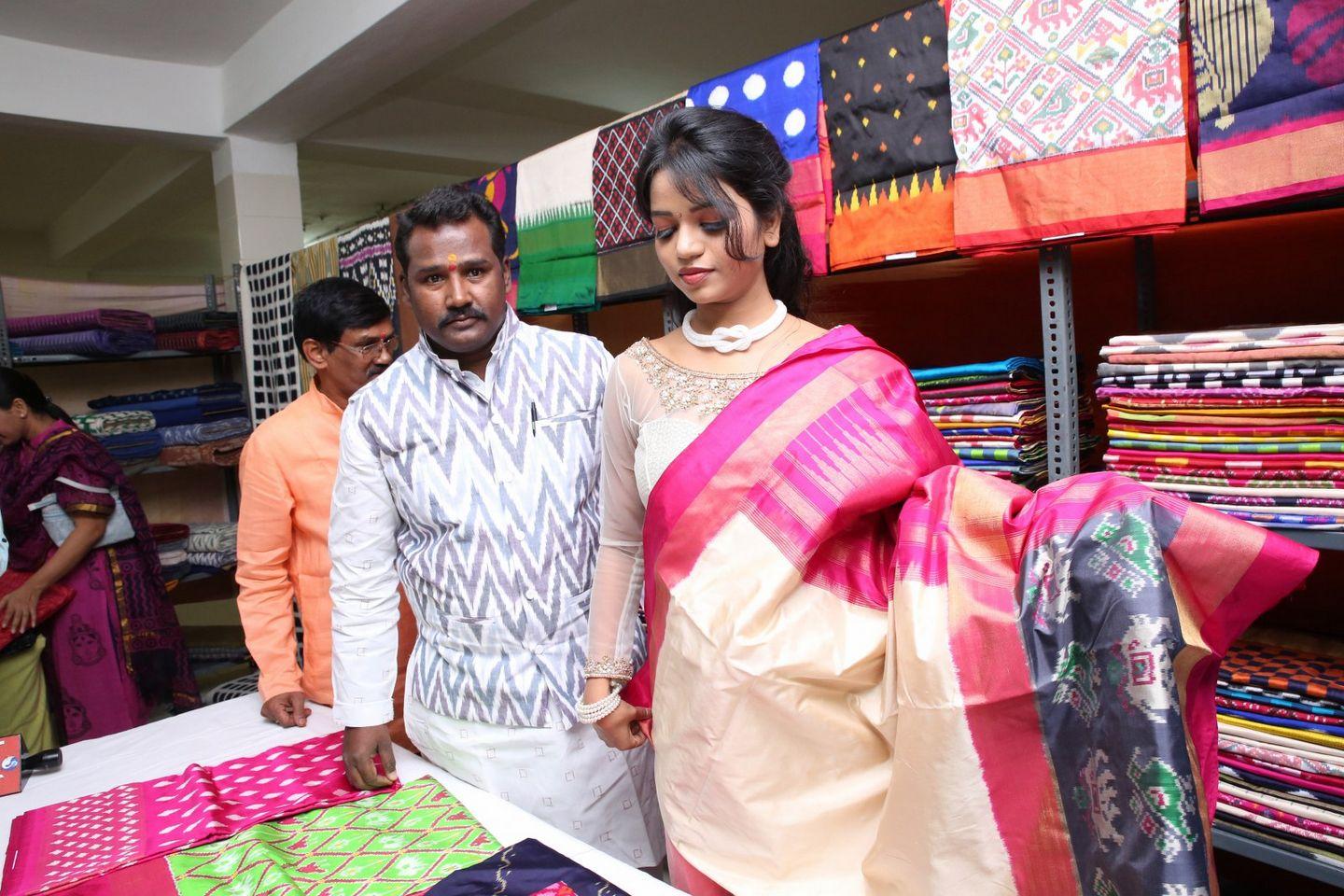 Bhavya Sri Inaugurates Pochampally IKAT Art Mela Pics