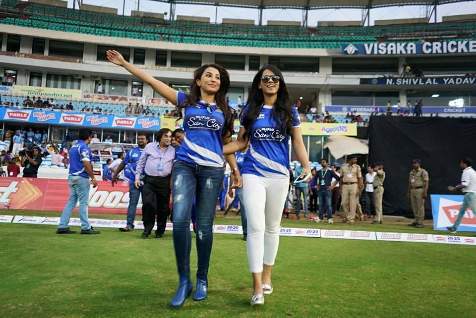 CCL6 Semi Final Karnataka Bulldozers vs Bengal Tigers Match Photos