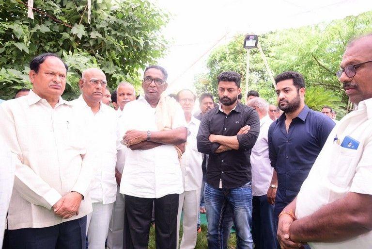 Celebrities Pay Homage To Nandamuri Harikrishna Images