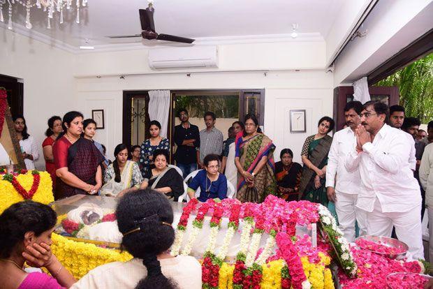 Celebrities Pay Homage To Nandamuri Harikrishna Pictures