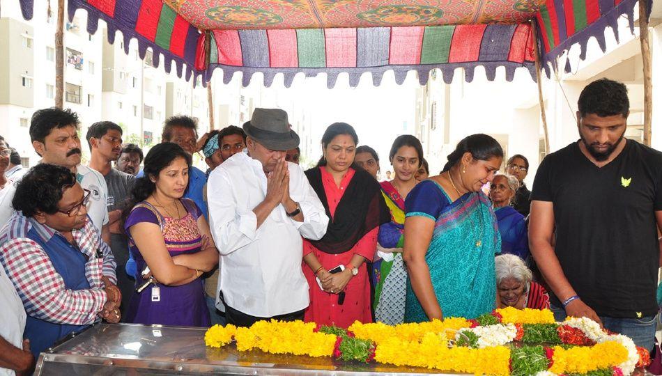 Celebs Pay Tribute To Actress Banda Jyothi Photos