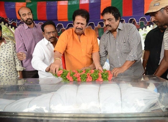 Celebs Pay Tribute To Ranganath Photos