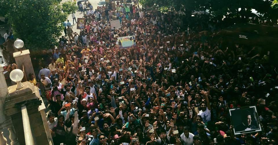 crowd Photos At Shahrukh Khan House