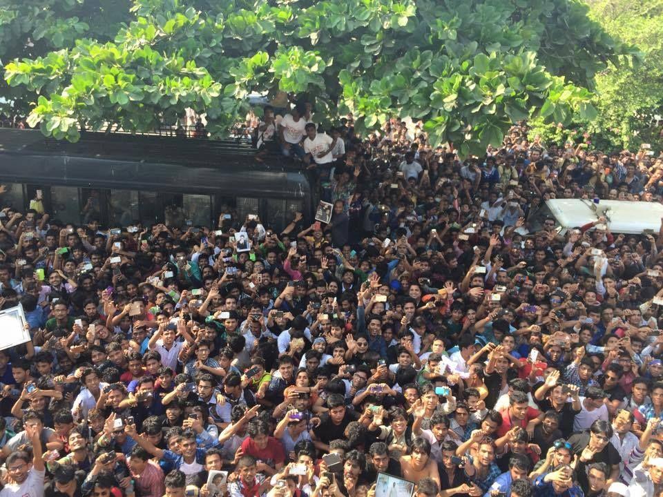 crowd Photos At Shahrukh Khan House